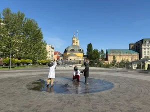 У Києві скульптури малюків-засновників вбрали у вишиванки різних регіонів України (фото)