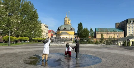 У Києві скульптури малюків-засновників вбрали у вишиванки різних регіонів України (фото)