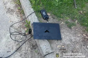 У Києві чоловік пограбував пошкоджений внаслідок атаки рф офіс - йому загрожує до 10 років ув'язнення
