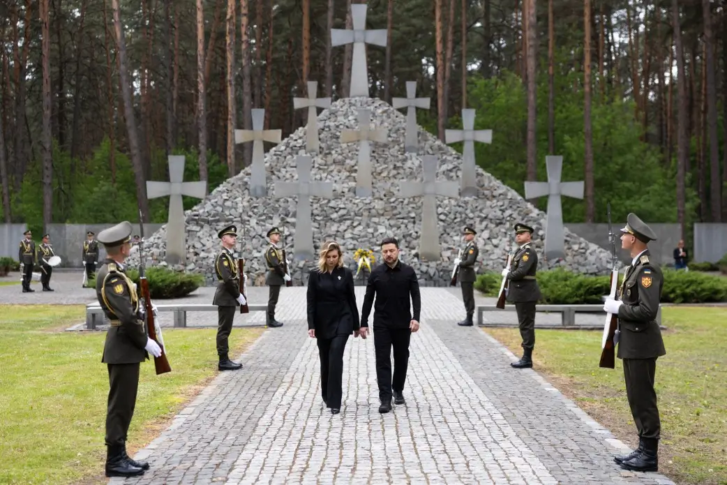Президент і перша леді вшанували пам’ять жертв політичних репресій у заповіднику "Биківнянські могили"