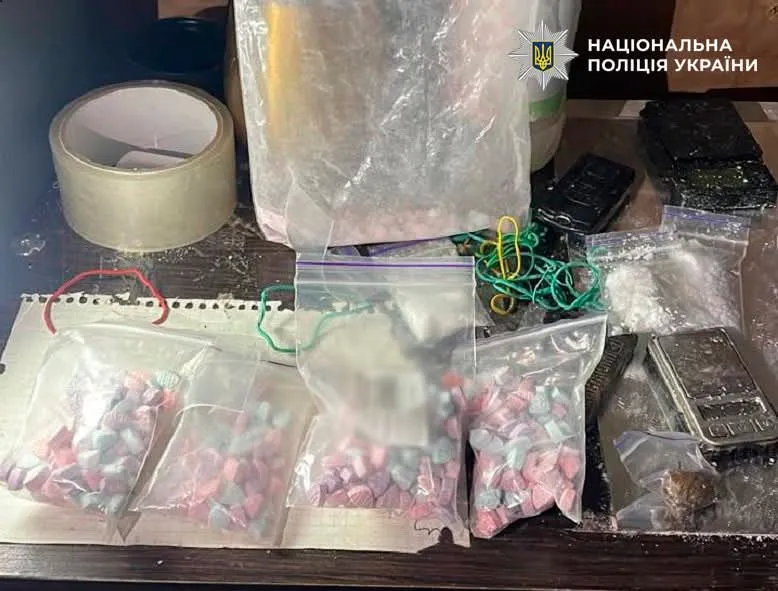 У Києві судитимуть двох чоловіків за збут кокаїну, МДМА та амфетаміну (фото)