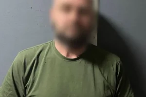 Затримали киянина, який вночі розбещував малолітню доньку знайомих, поки її батьки спали у сусідній кімнаті