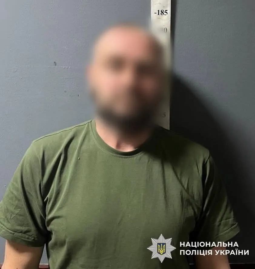 Затримали киянина, який вночі розбещував малолітню доньку знайомих, поки її батьки спали у сусідній кімнаті