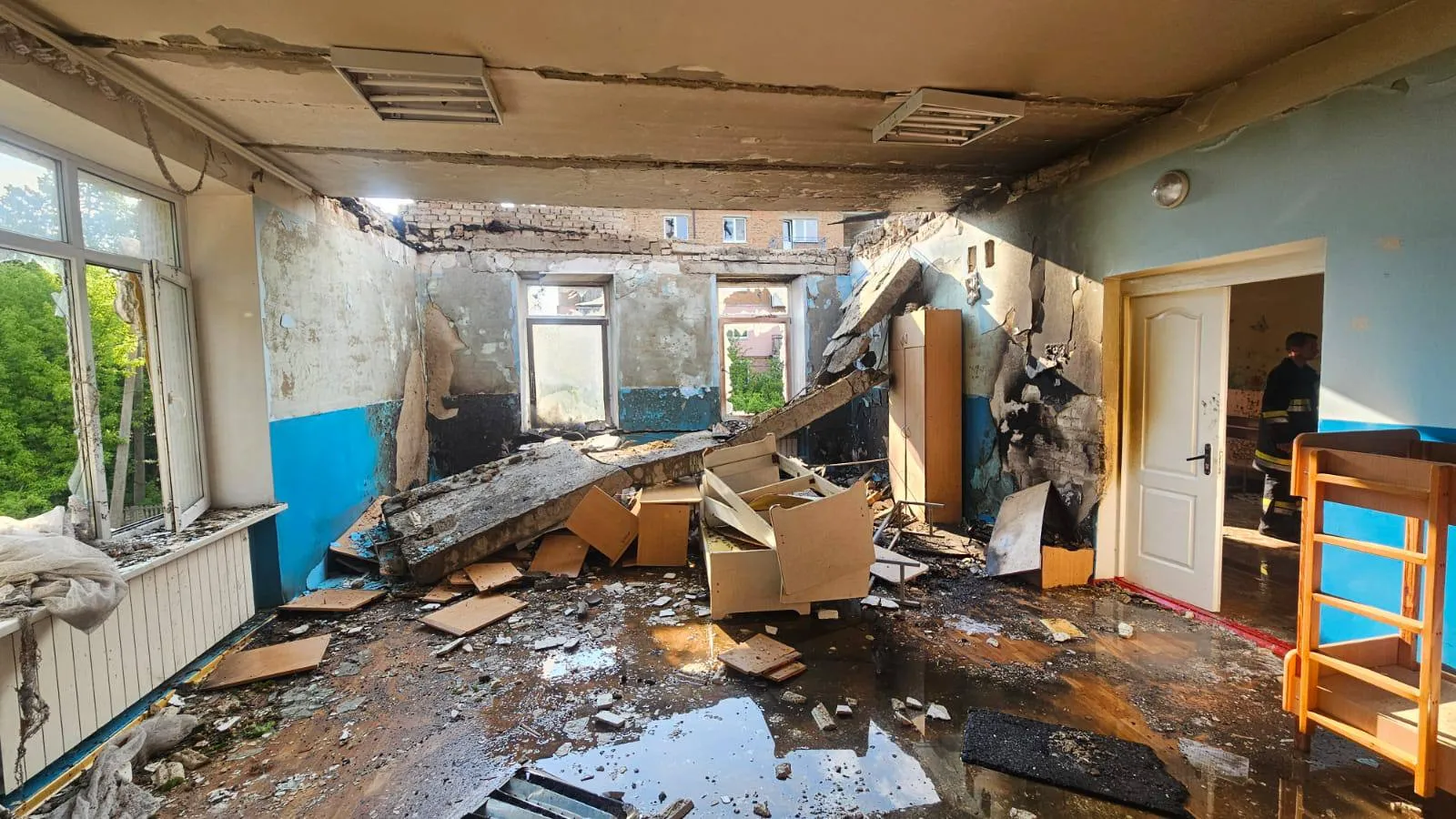 Через атаку дронів на Київщині пошкоджено дитсадок, будинки та техніку (фото)