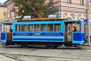 У Києві для дітей та родин Захисників і ветеранів на свято організували поїздку ретро-трамваєм