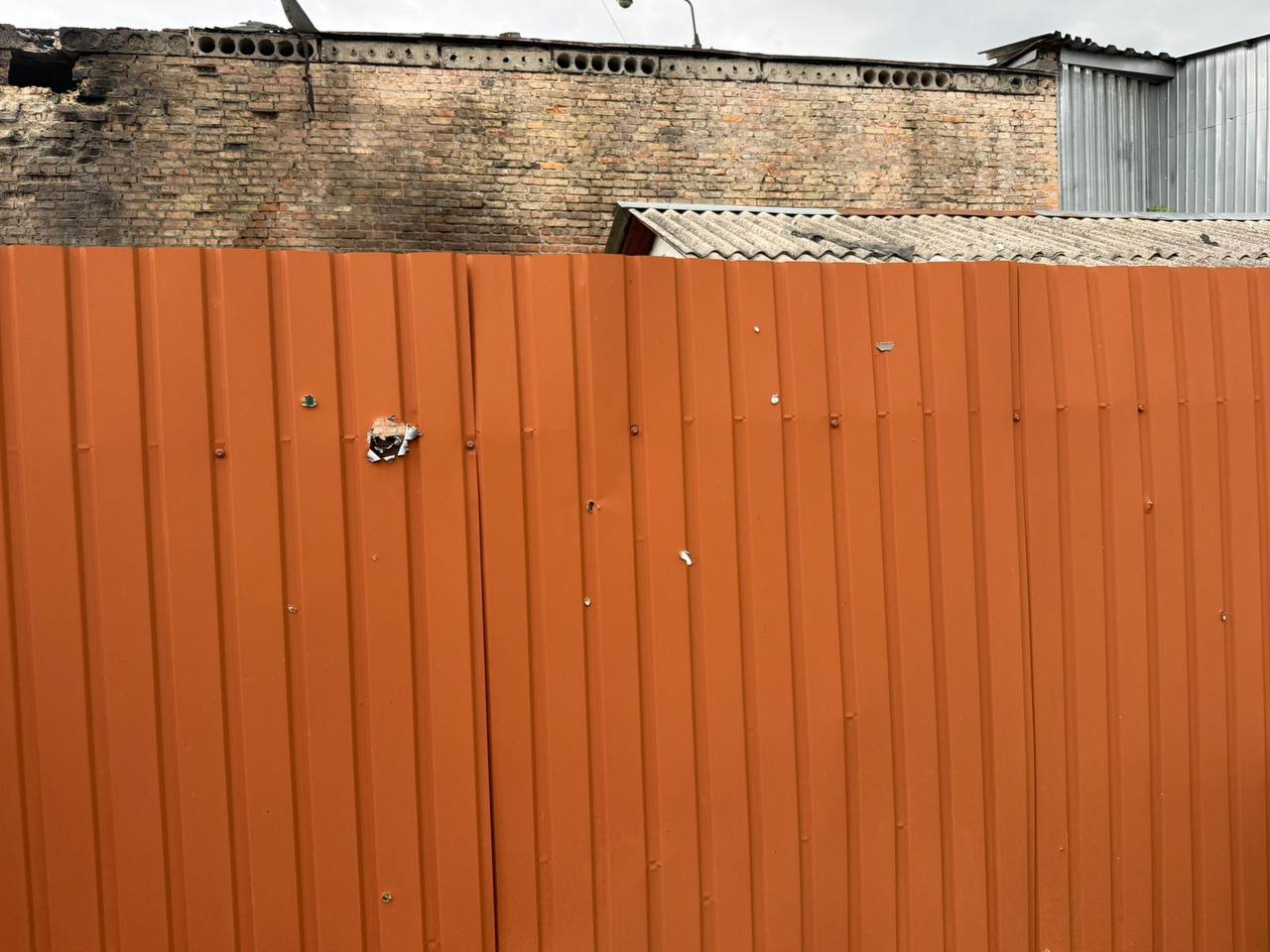 У Броварах вдень уламки ворожого БпЛА пошкодили два будинки