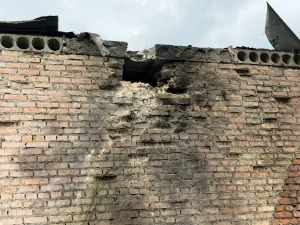 У Броварах вдень уламки ворожого БпЛА пошкодили два будинки і будівлю