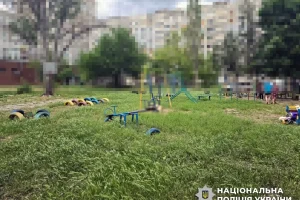 Ворог із РСЗВ вдарив по дитмайданчику в Херсоні: вбито чоловіка, його дружина та дві доньки поранені