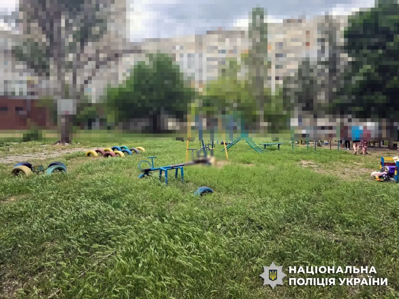 Ворог із РСЗВ вдарив по дитмайданчику в Херсоні: вбито чоловіка, його дружина та дві доньки поранені