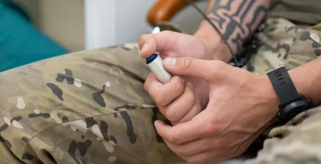 У Києві розширили доступ до безплатного слухопротезування для військових і постраждалих від війни