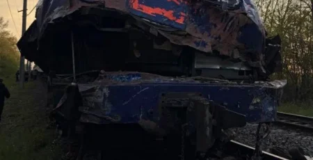 Потяг Київ-Ужгород зіткнувся з автокраном: дві людини загинули