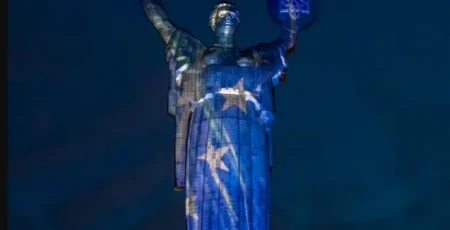 На честь Дня Європи "Батьківщину-мати" у Києві підсвітили в кольори прапору ЄС