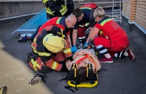 В Ірпені врятували чоловіка, який впав з вікна 8-го поверху на дах магазину (фото, відео)