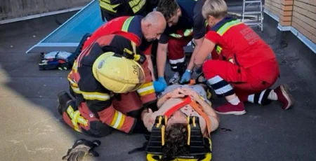 В Ірпені врятували чоловіка, який впав з вікна 8-го поверху на дах магазину (фото, відео)