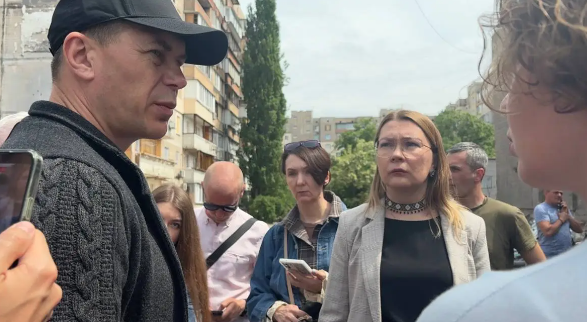 ТКК Київради з питань відновлення проінспектувала будинок на Дарниці, куди поцілила російська ракета 14 травня