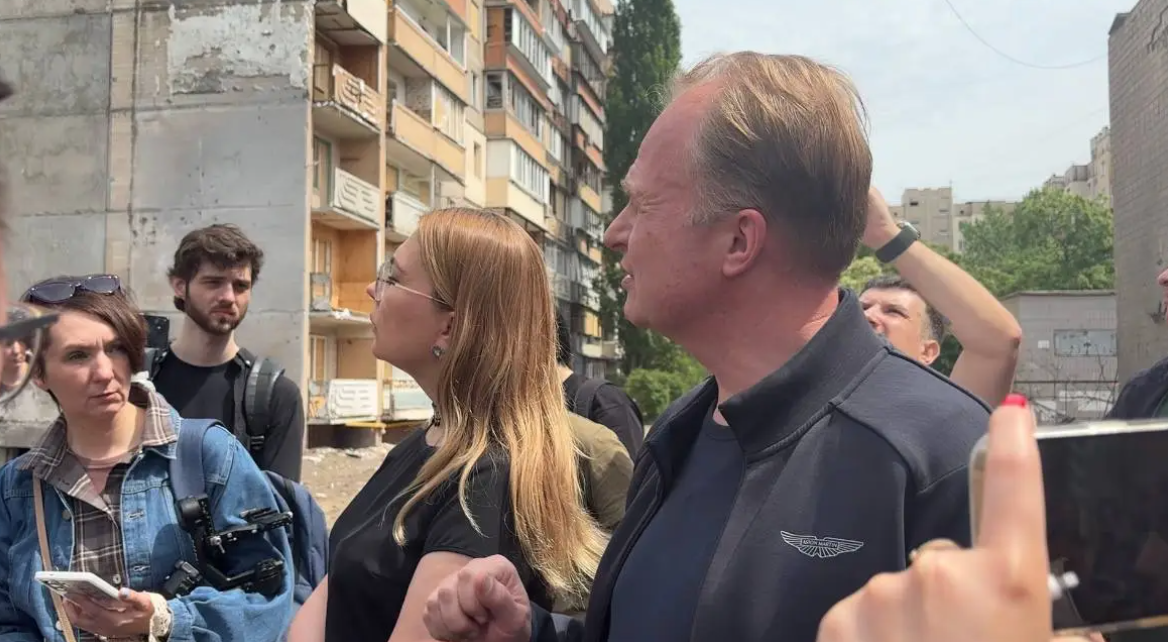 ТКК Київради з питань відновлення проінспектувала будинок на Дарниці, куди поцілила російська ракета 14 травня
