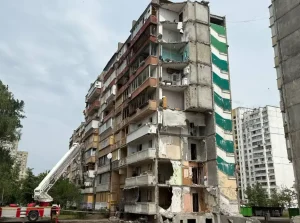 ТКК Київради з питань відновлення проінспектувала будинок на Дарниці, куди поцілила російська ракета 14 травня