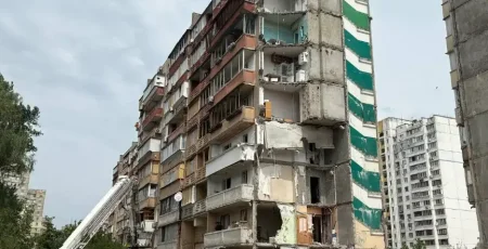 ТКК Київради з питань відновлення проінспектувала будинок на Дарниці, куди поцілила російська ракета 14 травня