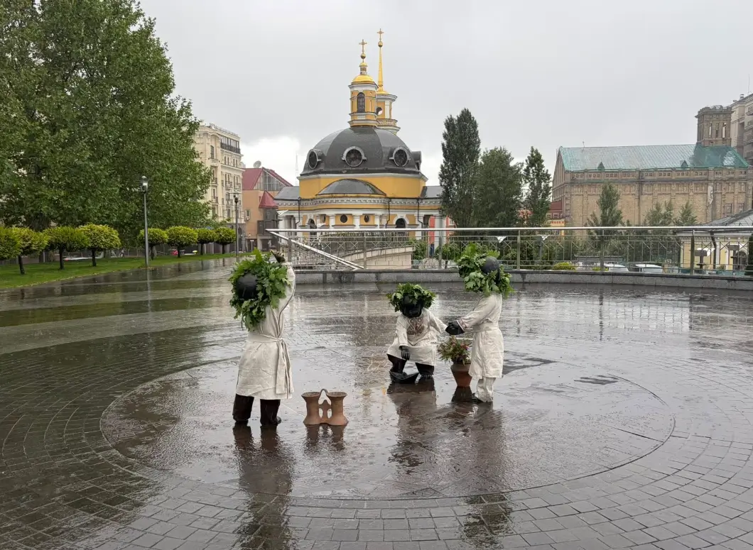 У Києві скульптури малюків-засновників одягли у трипільське вбрання (фото)