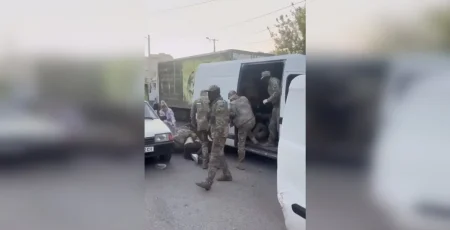 У Дніпрі перехожі закидали каміннями групу оповіщення ТЦК (відео)
