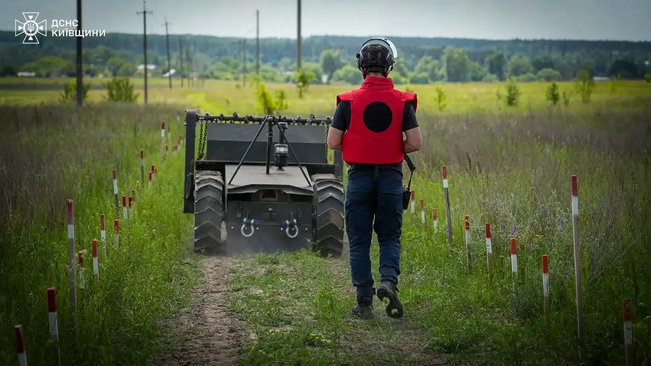 У Бучанському районі розміновують території за допомогою роботизованої техніки (фото, відео)