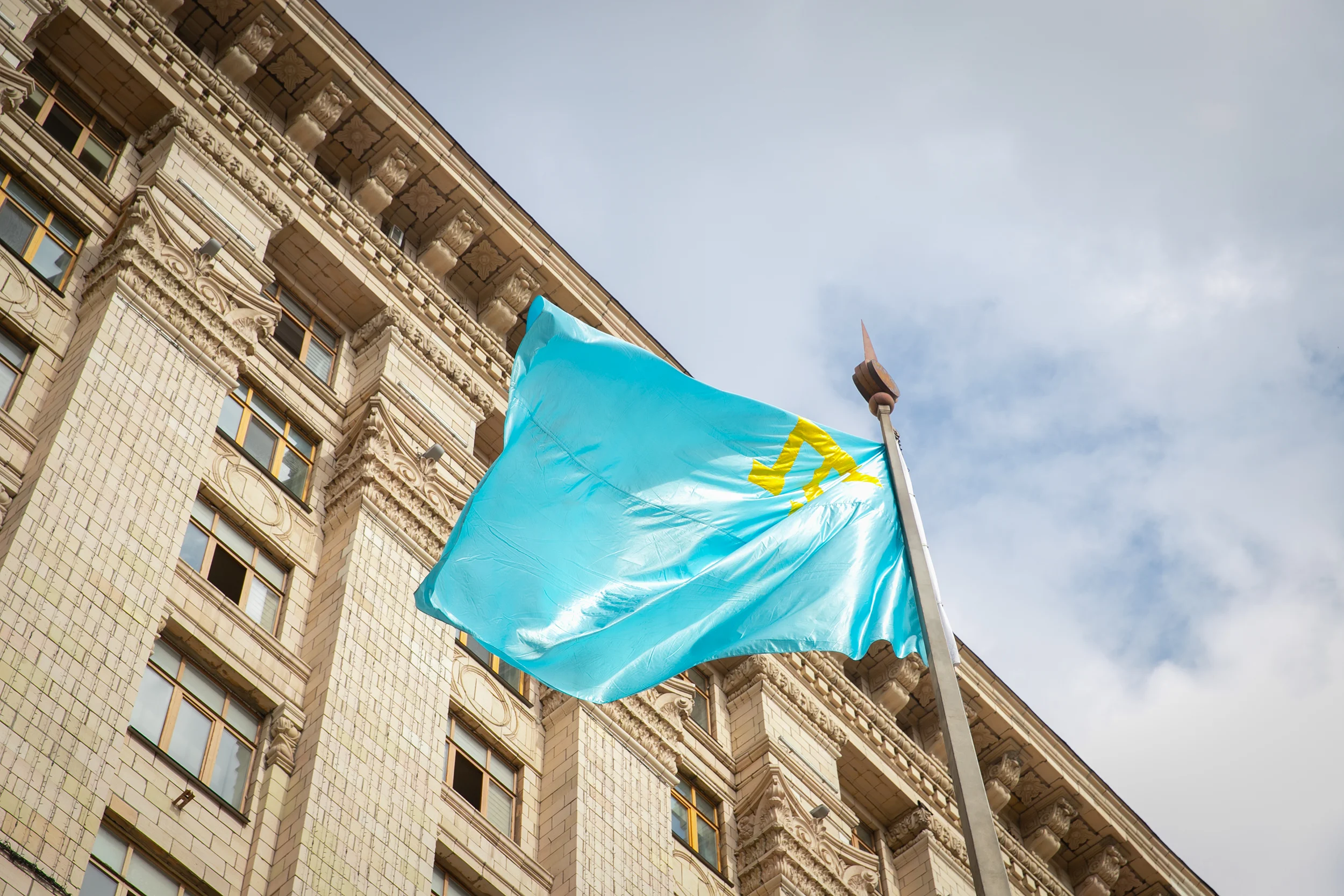 У столиці підняли кримськотатарський прапор на знак солідарності та підтримки