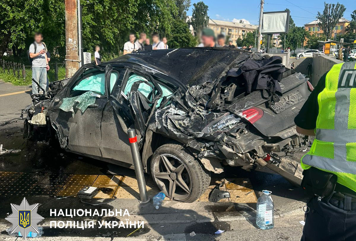У Солом’янському районі авто на великій швидкість влетіло на пішохідну зону: загинуло 4 людини (фото)