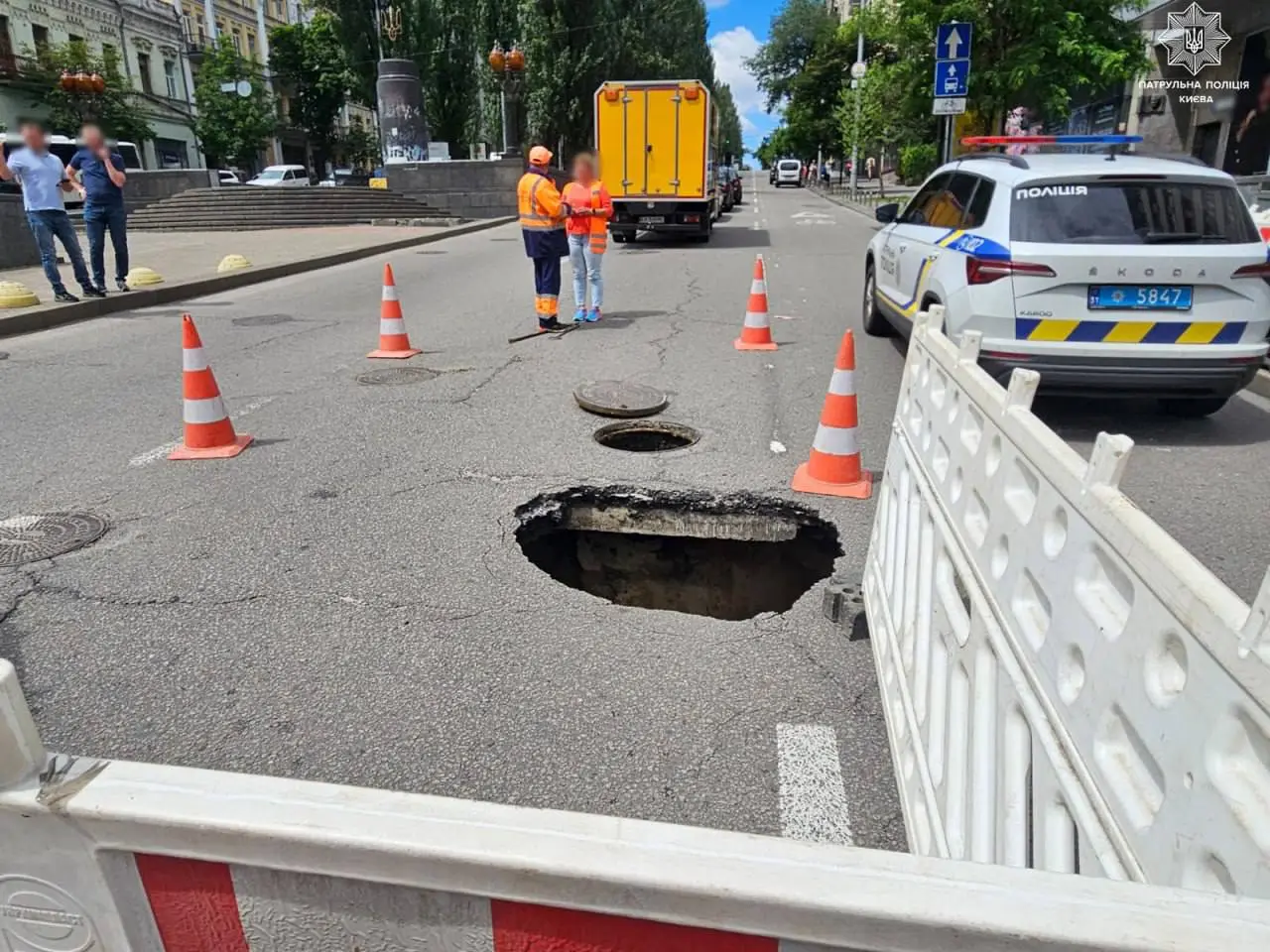 У центрі Києва через аварії на мережах сталися провали, рух транспорту обмежено (фото)