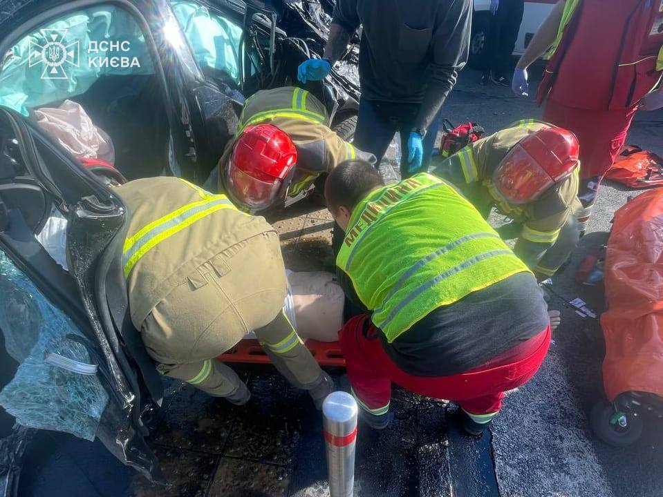 У Солом’янському районі авто на великій швидкісті влетіло на пішохідну зону: загинуло 4 людини (фото)