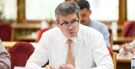 Ексочільнику Мінкульту повідомили про підозру у справі про виїзд чоловіків з України