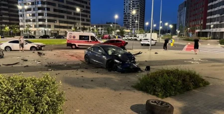 15-річний киянин з ознаками сп'яніння за кермом Tesla в'їхав у припарковані автівки