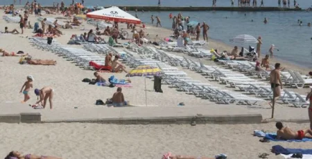 В Одесі 26-річна дівчина, в яку на пляжі влучив уламок БПЛА, померла від поранень (відео)