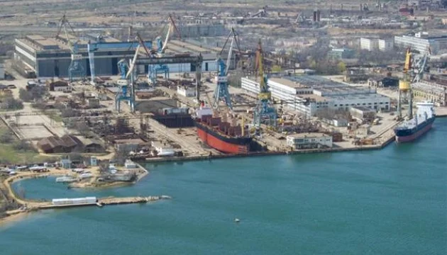 Безпілотники СБУ уразили два судна рф та засоби ППО на суднобудівному заводу «Затока» в Керчі