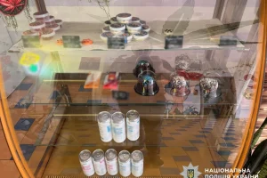 У столиці злочинне угруповання організувало продаж наркотиків під виглядом солодощів та напоїв