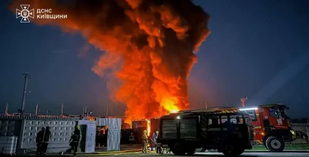 На Бориспільщині для ліквідації масштабної пожежі внаслідок удару рф, залучили спецтехніку аеропорту та УЗ (фото, відео)
