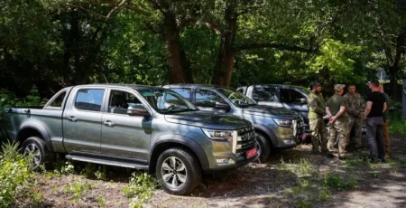 Київщина передала три пікапи військовослужбовцям 32-ї окремої механізованої бригади