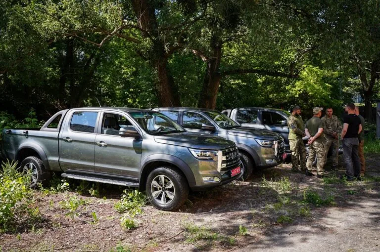 Київщина передала три пікапи військовослужбовцям 32-ї окремої механізованої бригади