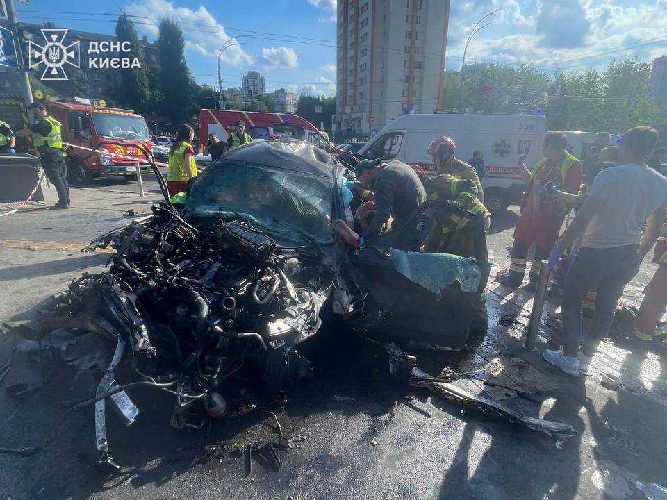 У Солом’янському районі авто на великій швидкісті влетіло на пішохідну зону: загинуло 4 людини (фото)