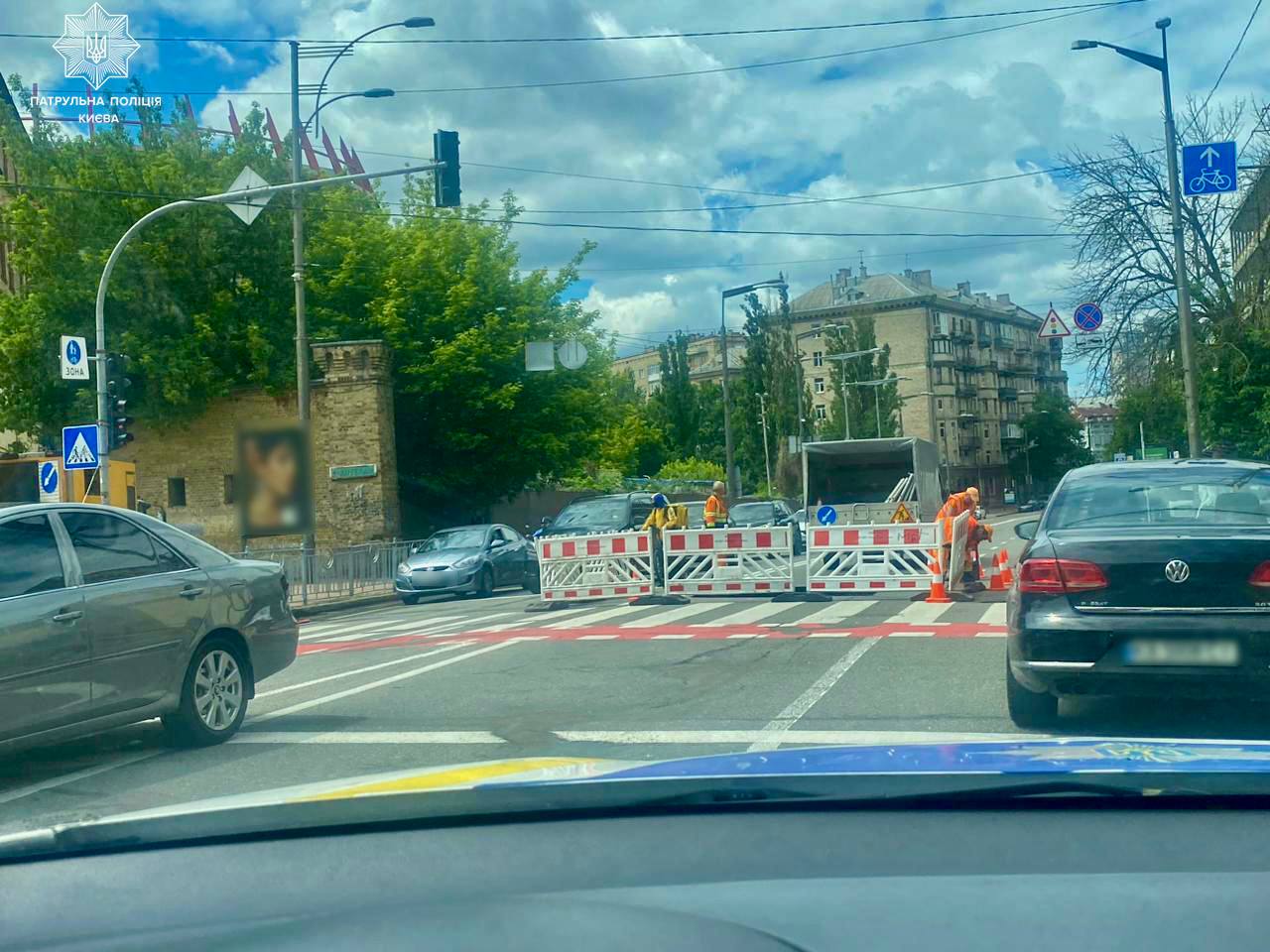 У центрі Києва через аварію на колекторі стались провали, рух транспорту обмежено