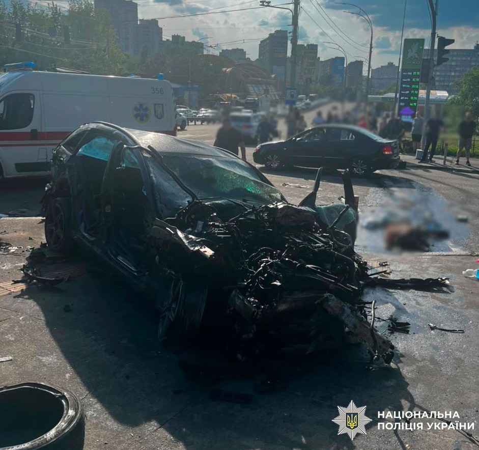У Солом’янському районі авто на великій швидкість влетіло на пішохідну зону: загинуло 4 людини (фото)