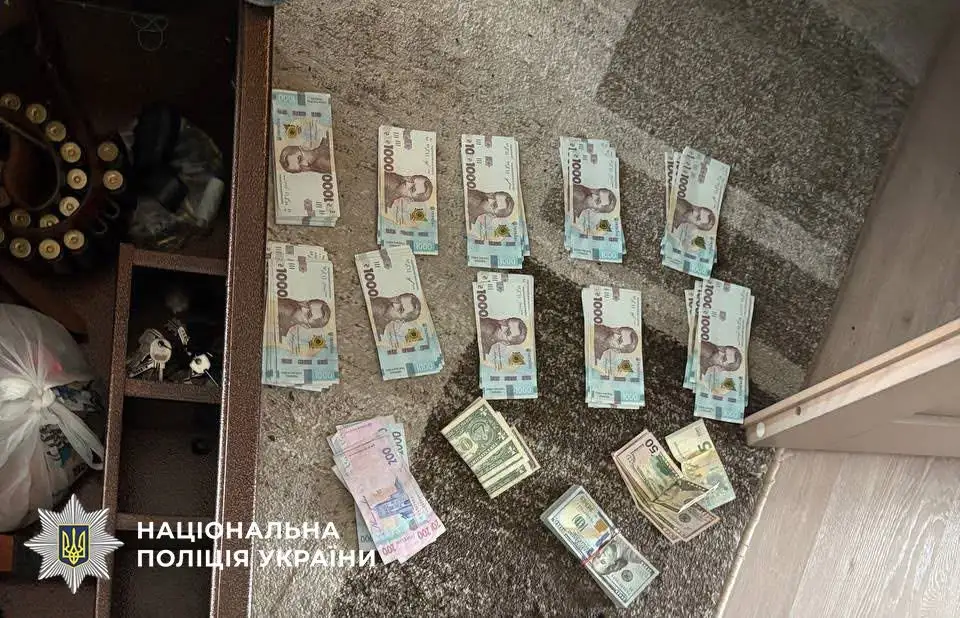 У Києві 18-річний молодик «продавав» військовим ЗСУ неіснуючі пікапи (фото)
