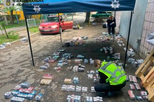 Тютюнові крадії у Києві пограбували МАФ і попались поліціянтам через комендантську годину