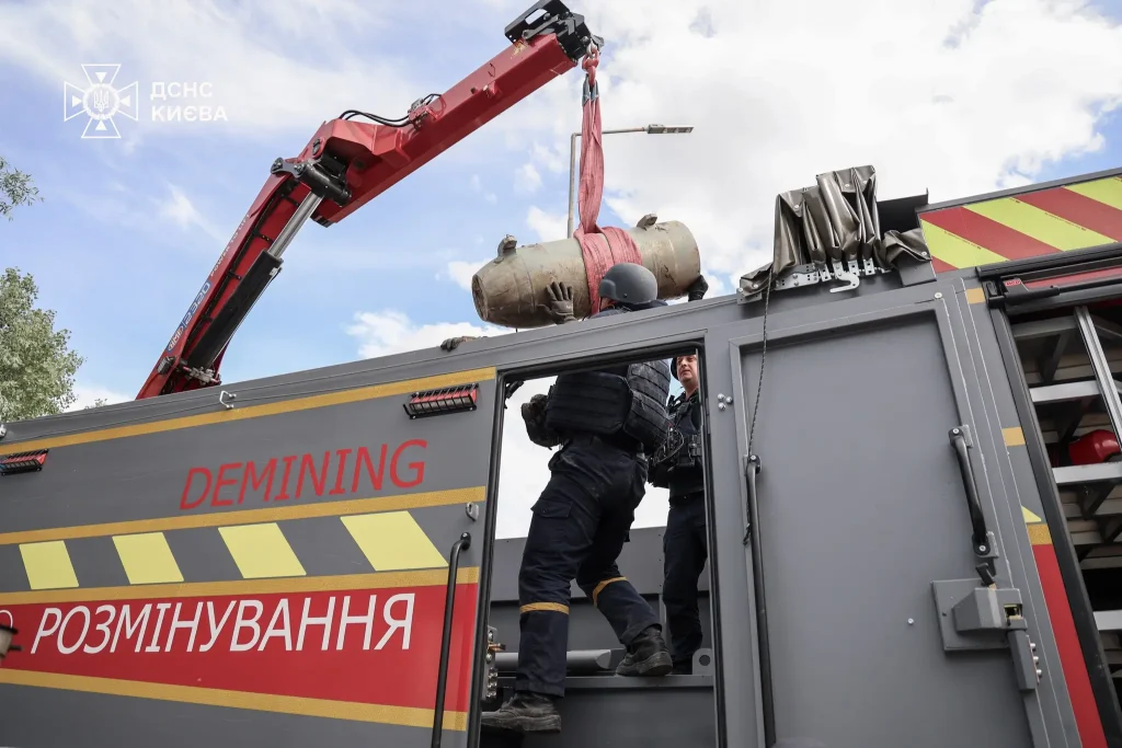 У Голосіївському районі столиці вилучили бойову частину ракети Х-101 (фото, відео)