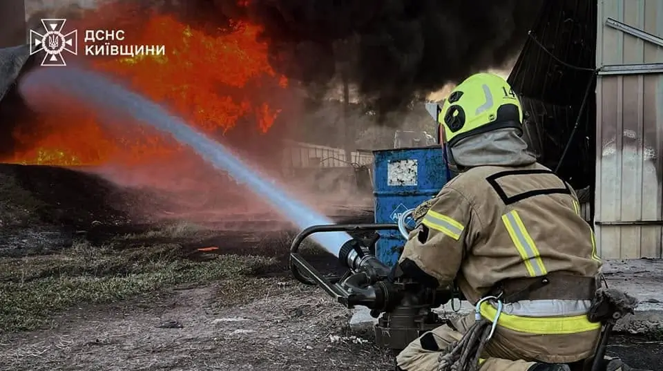 На Київщині внаслідок денної атаки БпЛА загорілися склади, є постраждалий