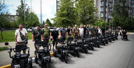 У Бучанській громаді ветеранам передали 12 триколісних електроскутерів