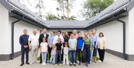 У Бучі велика прийомна родина отримала будинок у межах проєкту «Адреса дитинства»