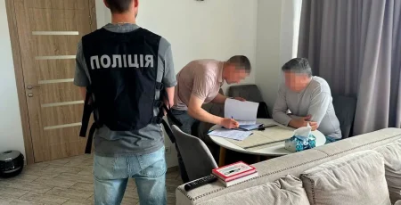 Ексміністра культури підозрюють в сприянні схемі виїзду за кордон під приводом музичних гастролей