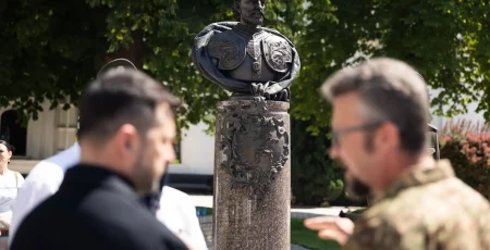 У Києво-Печерській лаврі відкрили памʼятник знак гетьману Івану Мазепі