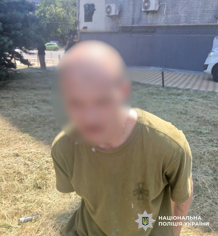 У Києві хуліган-дезертир пошкодив п’ять автівок, його затримали