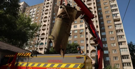У Києві поблизу багатоповерхівки вилучили бойову частину ракети (фото